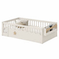 Letto per bambini in legno di pino bianco con scaffale laterale